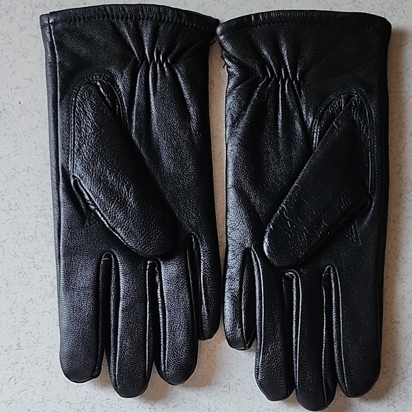 Women's Black Leather Gloves - Picture 2 of 5